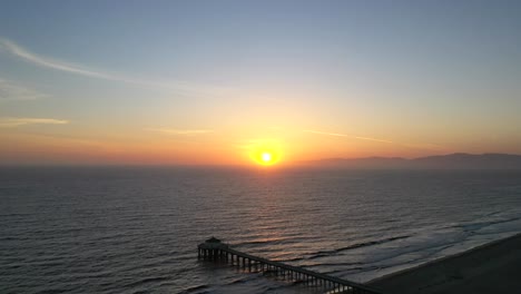 Roundhouse-Aquarium-Am-Manhattan-Beach-Pier-In-Silhouette-Bei-Sonnenuntergang-In-Kalifornien,-USA-Mit-Goldenem,-Sonnendurchflutetem-Hintergrund