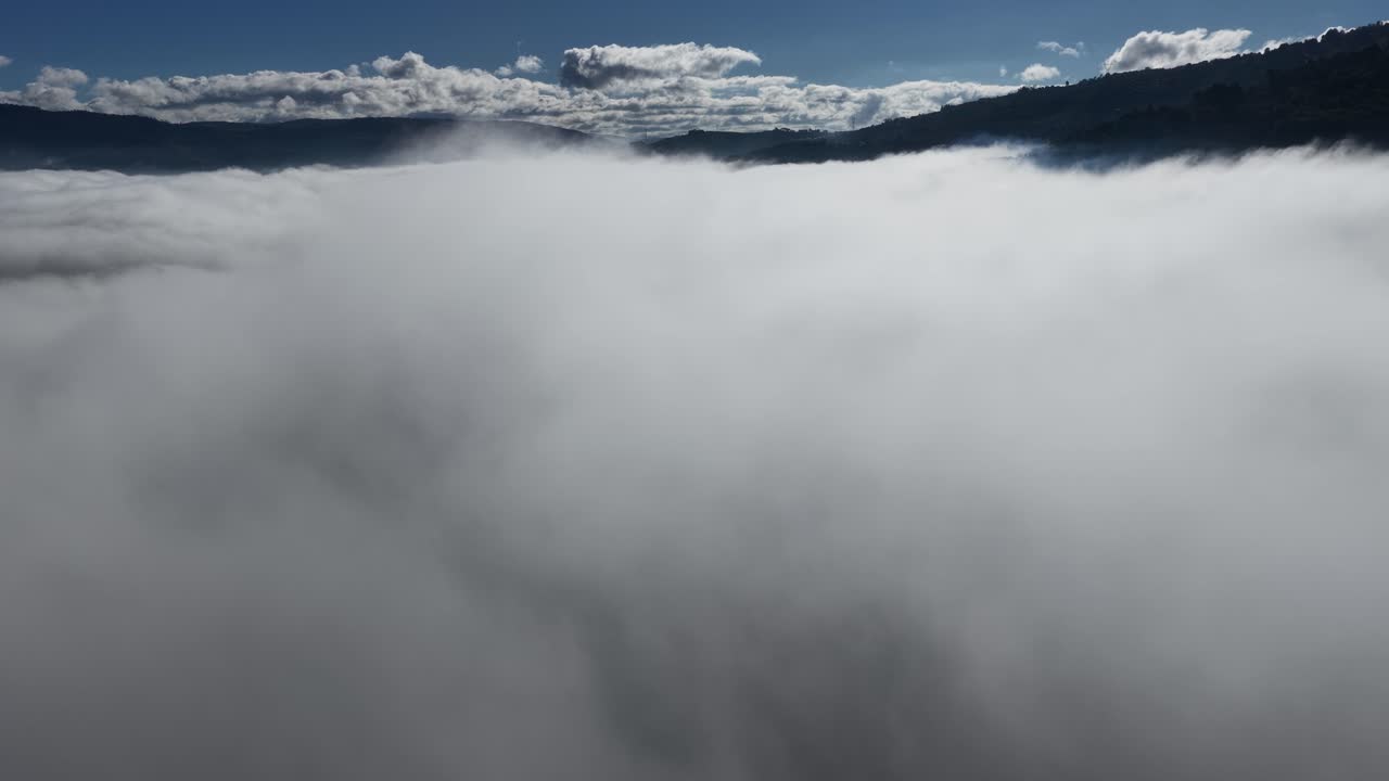 화창한 날, 강 계곡에서 구름 속을 날아가는 모습