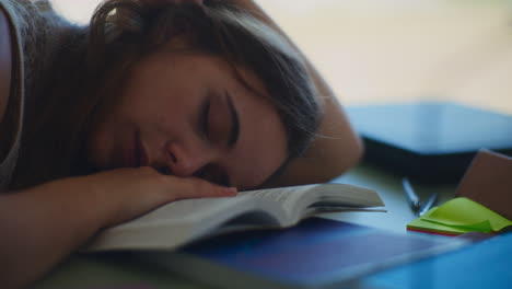 estudiante cansada durmiendo en los libros