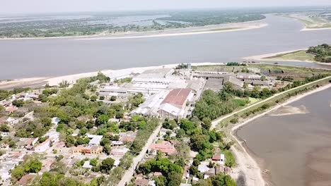 Eine-Große-Fabrik-In-Der-Nähe-Des-Flusses