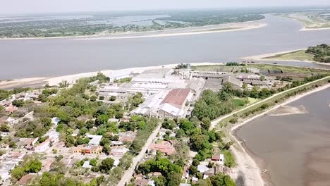 una gran fábrica cerca del río