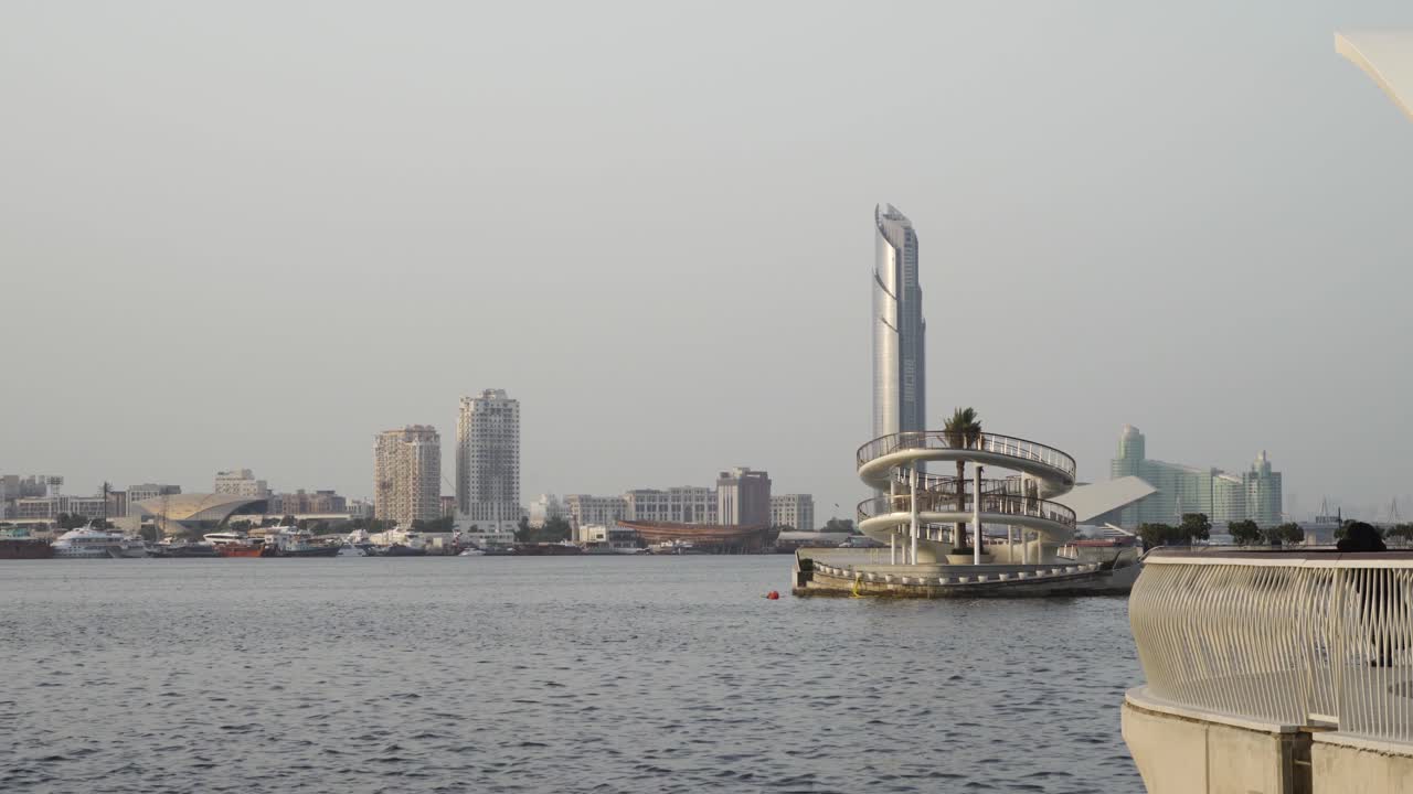 el horizonte de dubai desde el puerto de dubai creek y el canal de dubai hasta el centro y la bahía de negocios en los emiratos árabes unidos