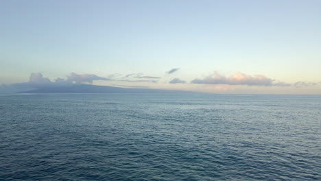puesta de sol serena sobre el océano pacífico en las islas de hawaii