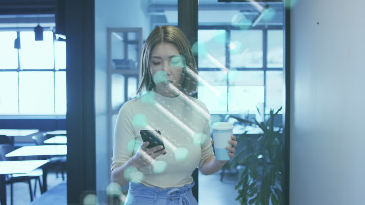 animación de la cadena de adn sobre una mujer de negocios biracial