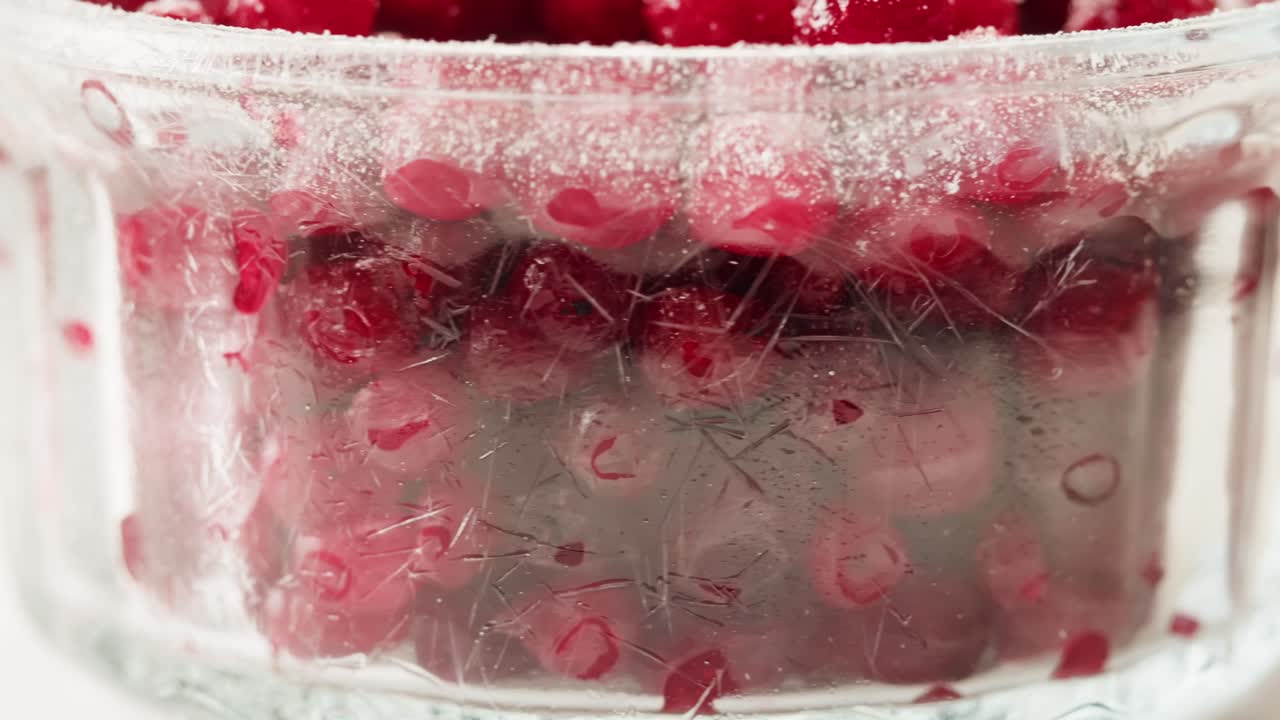 차를 위해 눈에 얼어붙은 크랜베리, 겨울 공원에서 크랜베리의 배경 클로즈업, 얼음 냉장고 매크로