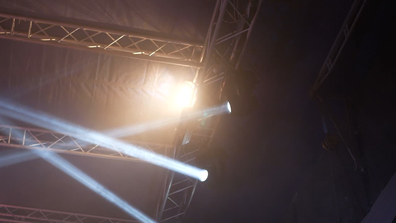 los dispositivos de iluminación estroboscópicos en el escenario de un concierto.