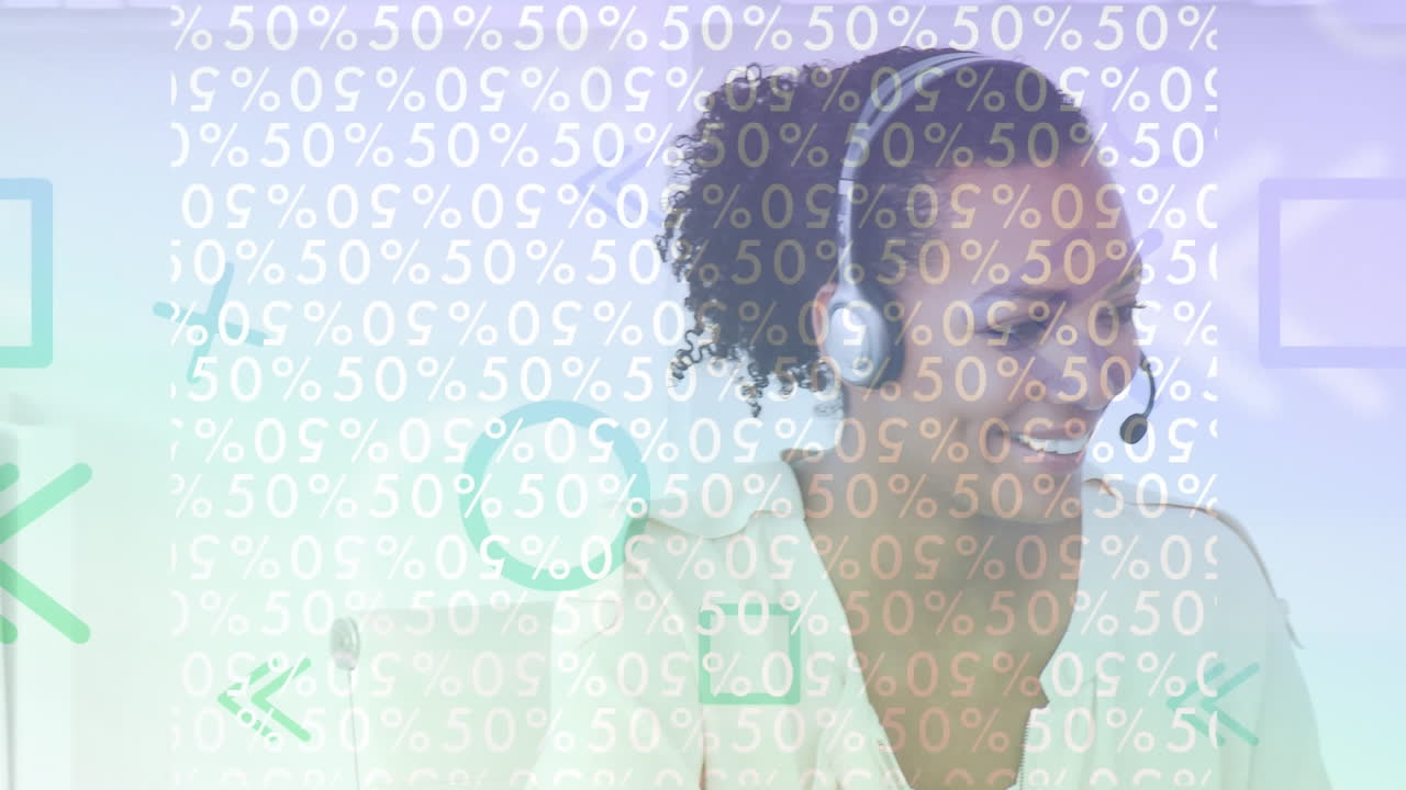 animación de formas y números digitales sobre una mujer de negocios con auriculares de teléfono