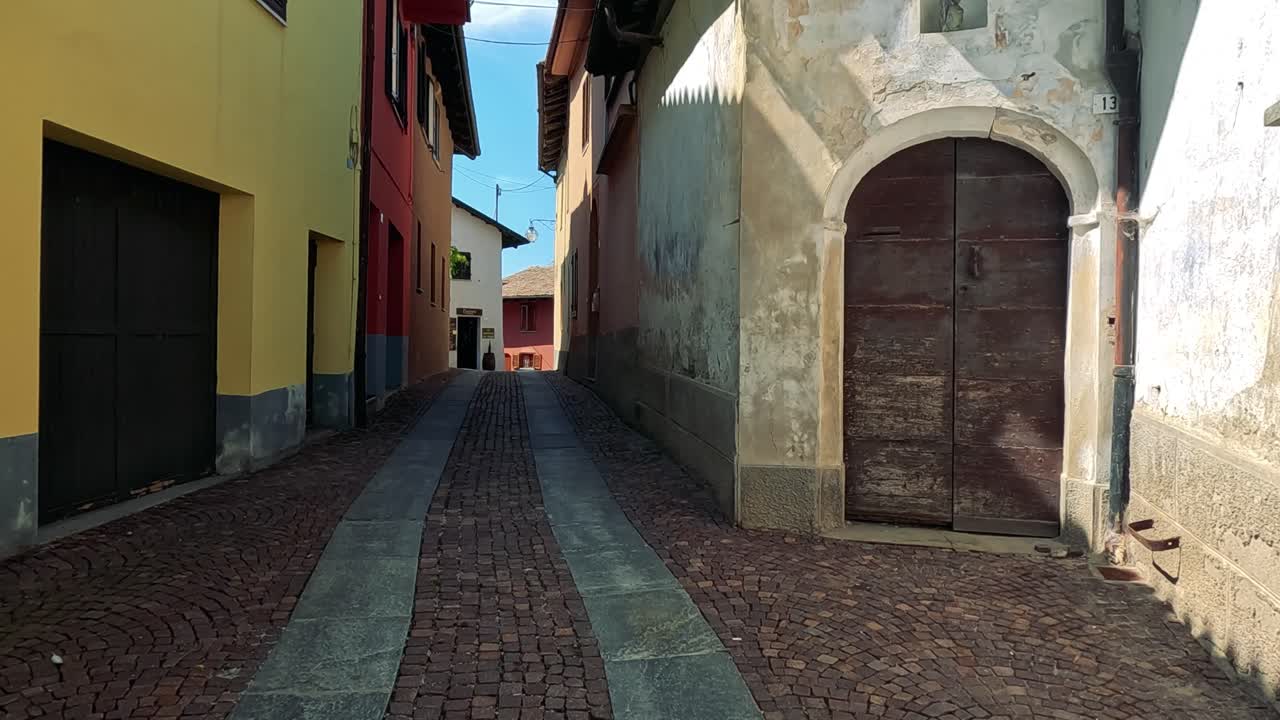 Esplorando le strette e colorate vie di Monforte d'Alba