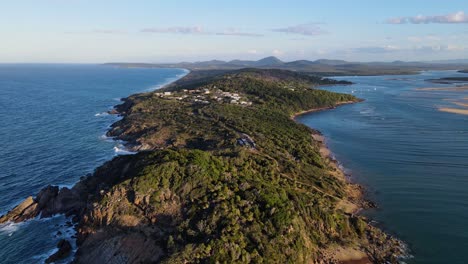 vista panorámica de la ciudad rural de 1770 rodeada de mar de coral en la región de gladstone, qld, australia