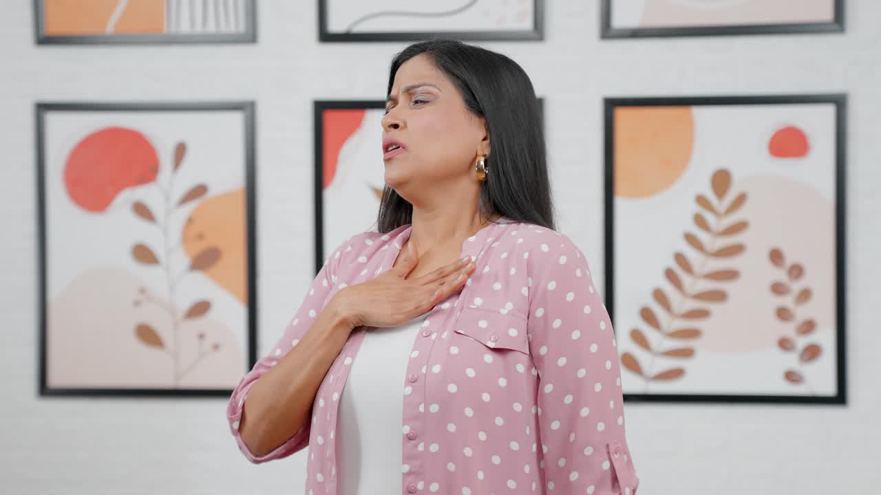 la mujer india moderna se siente incómoda.