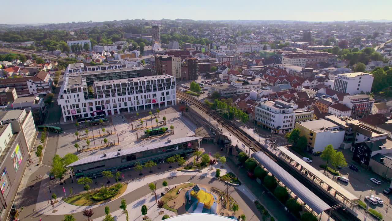 estructura ovalada de arquitectura innovadora en el centro de la ciudad de sandnes, noruega