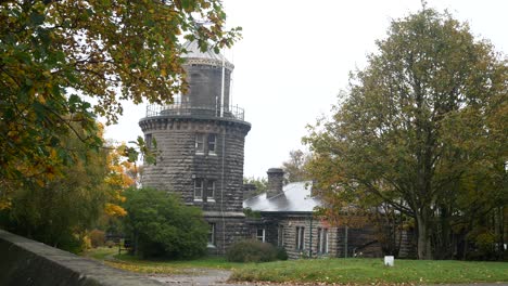 hito histórico del faro de bidston hill en hojas de otoño y lluvia