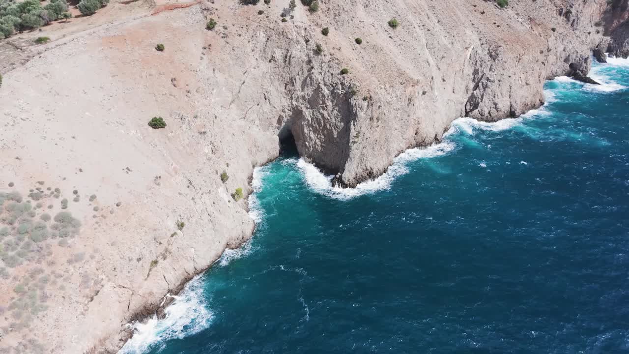vista aérea de la costa rocosa y las olas del océano