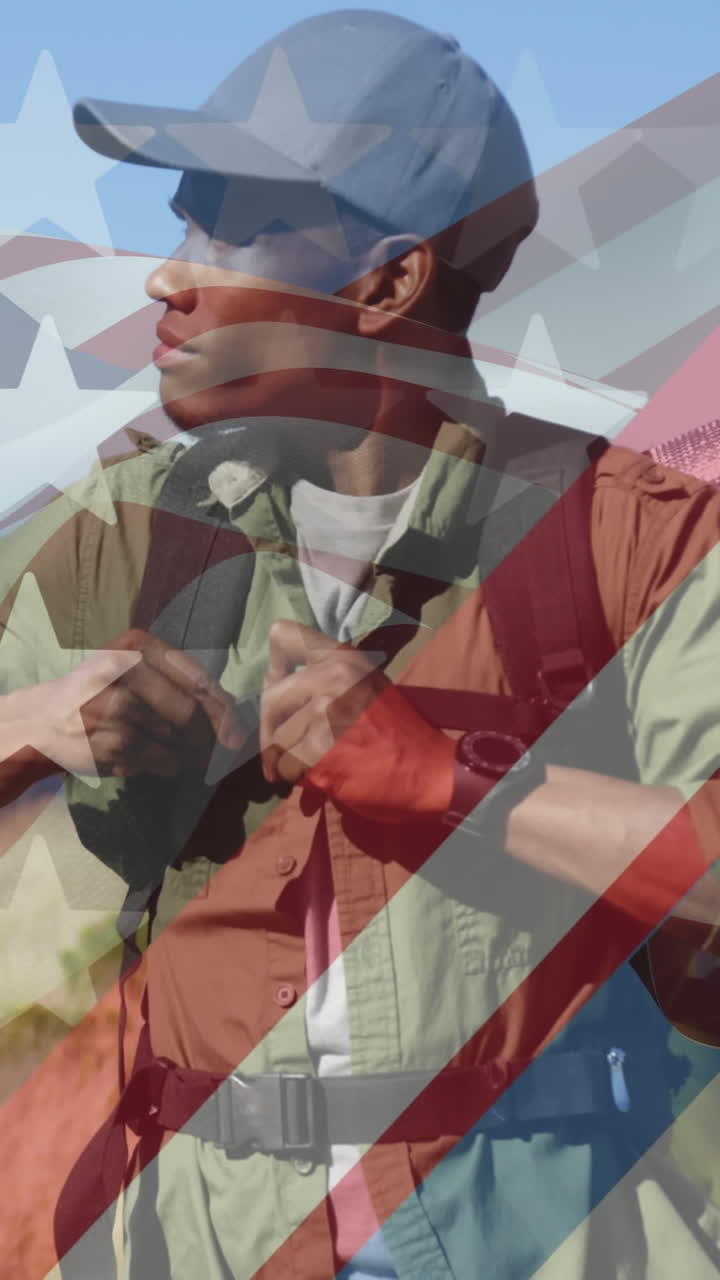 animación de la bandera estadounidense sobre un hombre afroamericano caminando por las montañas
