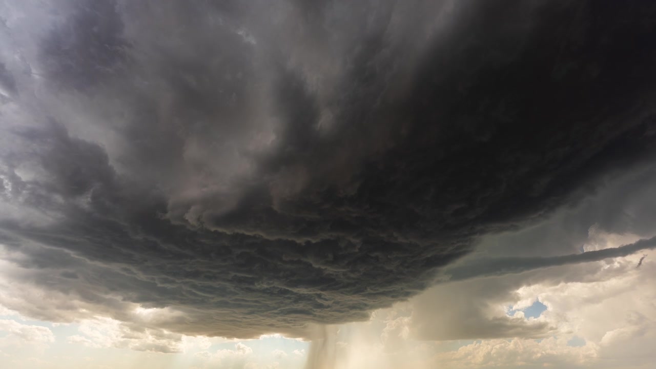 Dramatisk stormskyformation opbygges før voldsomt vejr ankommer.