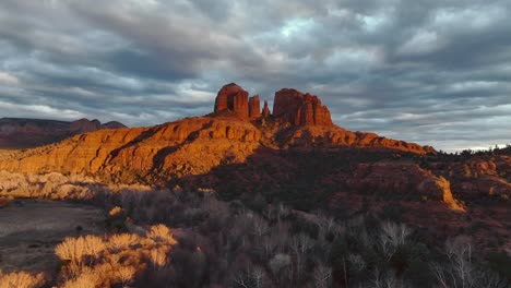 Roca-De-La-Catedral-Con-Nubes-Dramáticas-En-El-Horizonte-Del-Atardecer-En-Sedona,-Arizona