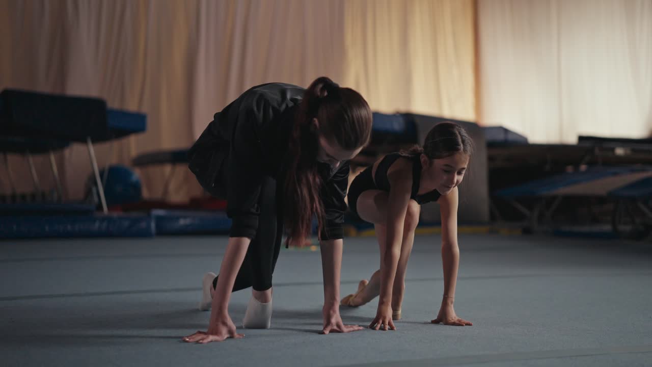 코치 와 함께 훈련 하는 젊은 체조 선수