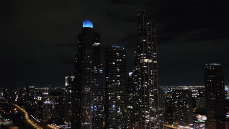 rascacielos del bucle sur en chicago, illinois por la noche