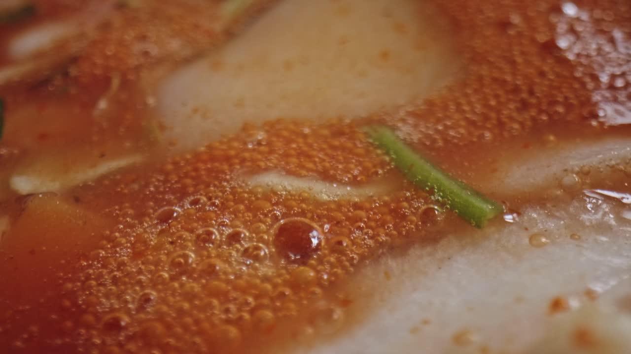 un primerísimo plano de burbujas en estofado de tomate sopa