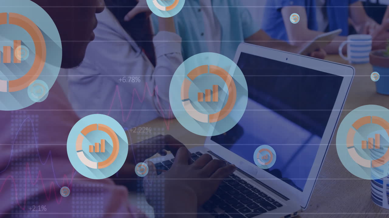 escribir en una computadora portátil, persona en una reunión con análisis de datos animación sobre la pantalla