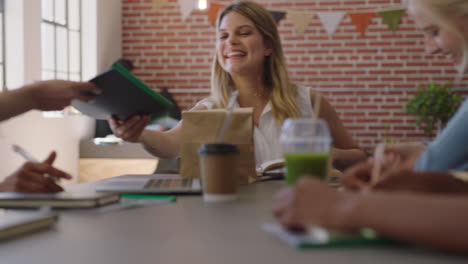 Mujeres-De-Negocios-Multiétnicas-Se-Reúnen-Para-Intercambiar-Ideas-Creativas-Para-Proyectos-De-Inicio-En-Un-Lugar-De-Trabajo-De-Oficina-Moderno