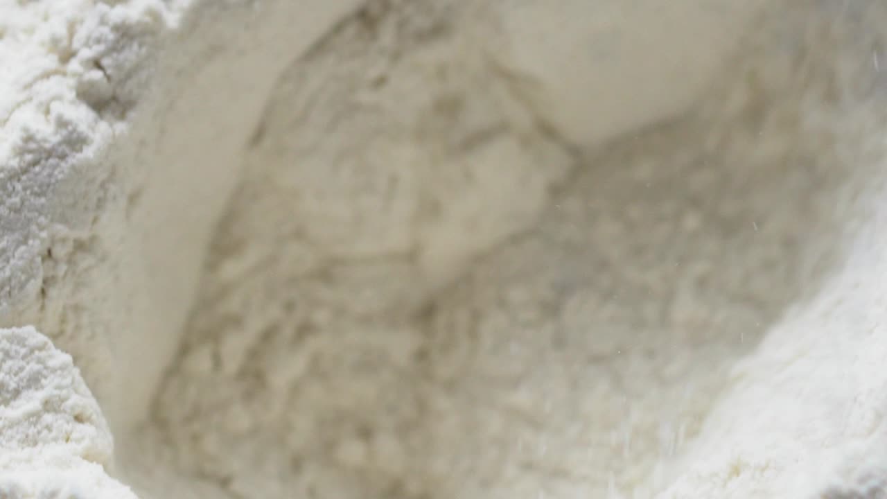 흰 밀가루 슬로우 모에 담근 숟가락