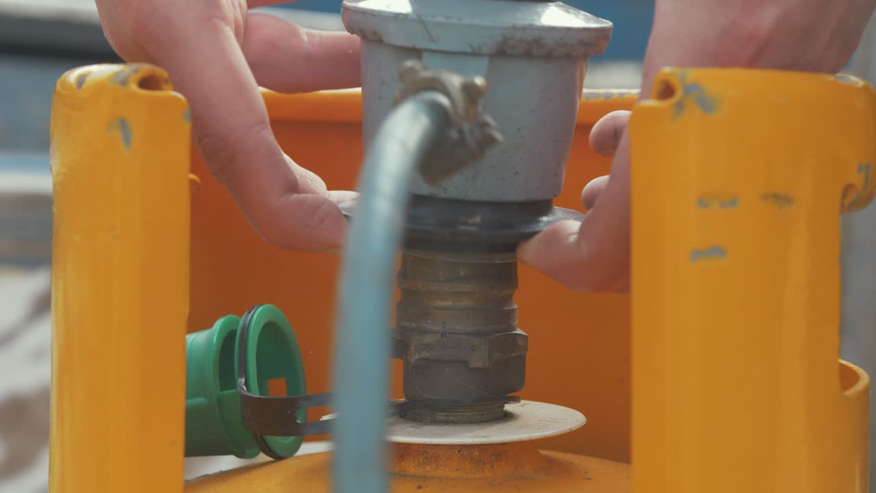 가스 병의  ⁇ 브 연결을 고정하고 여는 것