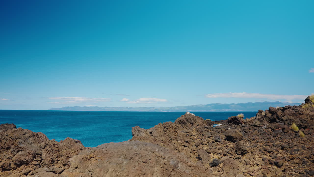 바위가 있는 해안선의 넓은 사진