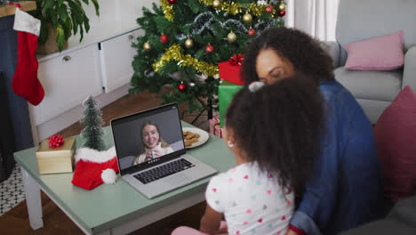 Madre-E-Hija-Afroamericanas-Teniendo-Una-Videollamada-En-Una-Computadora-Portátil-En-Casa-Durante-La-Navidad