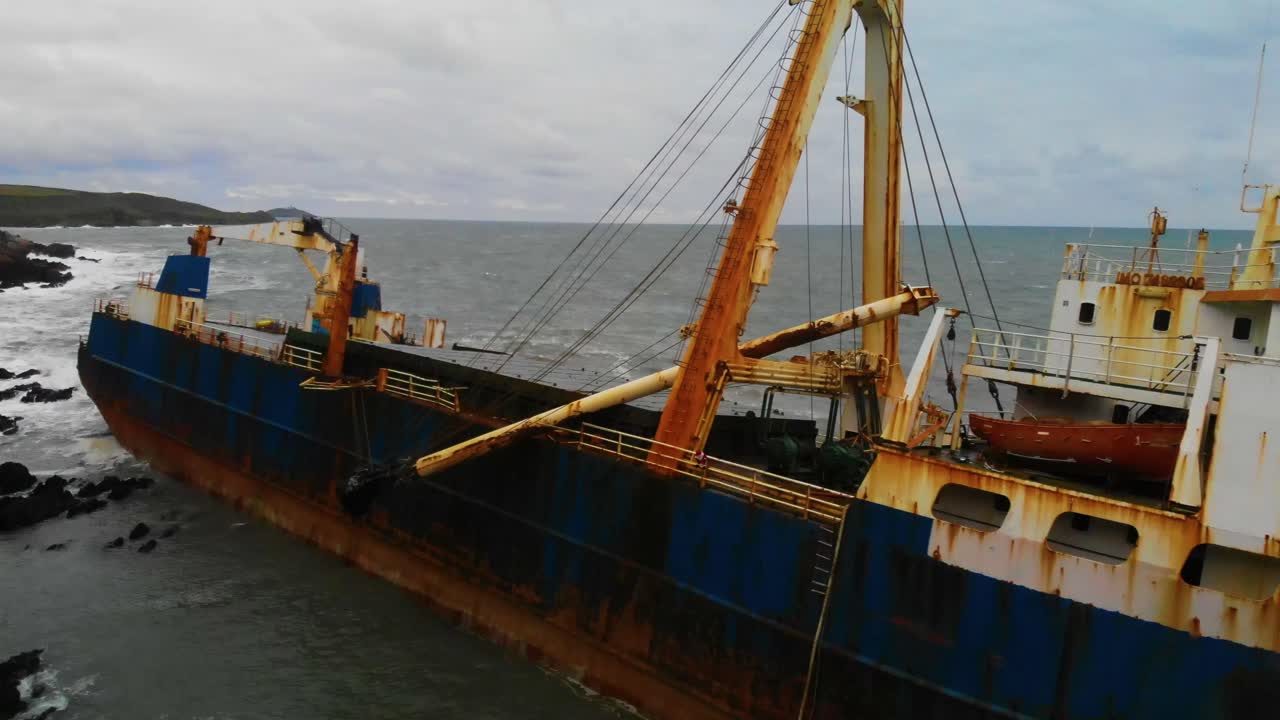 naufragio en una bahía, barco fantasma abandonado vista lateral