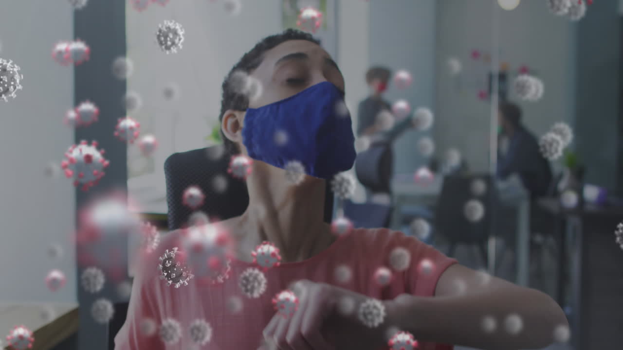 múltiples células de covid-19 flotando contra una mujer con máscara estornudando en la oficina