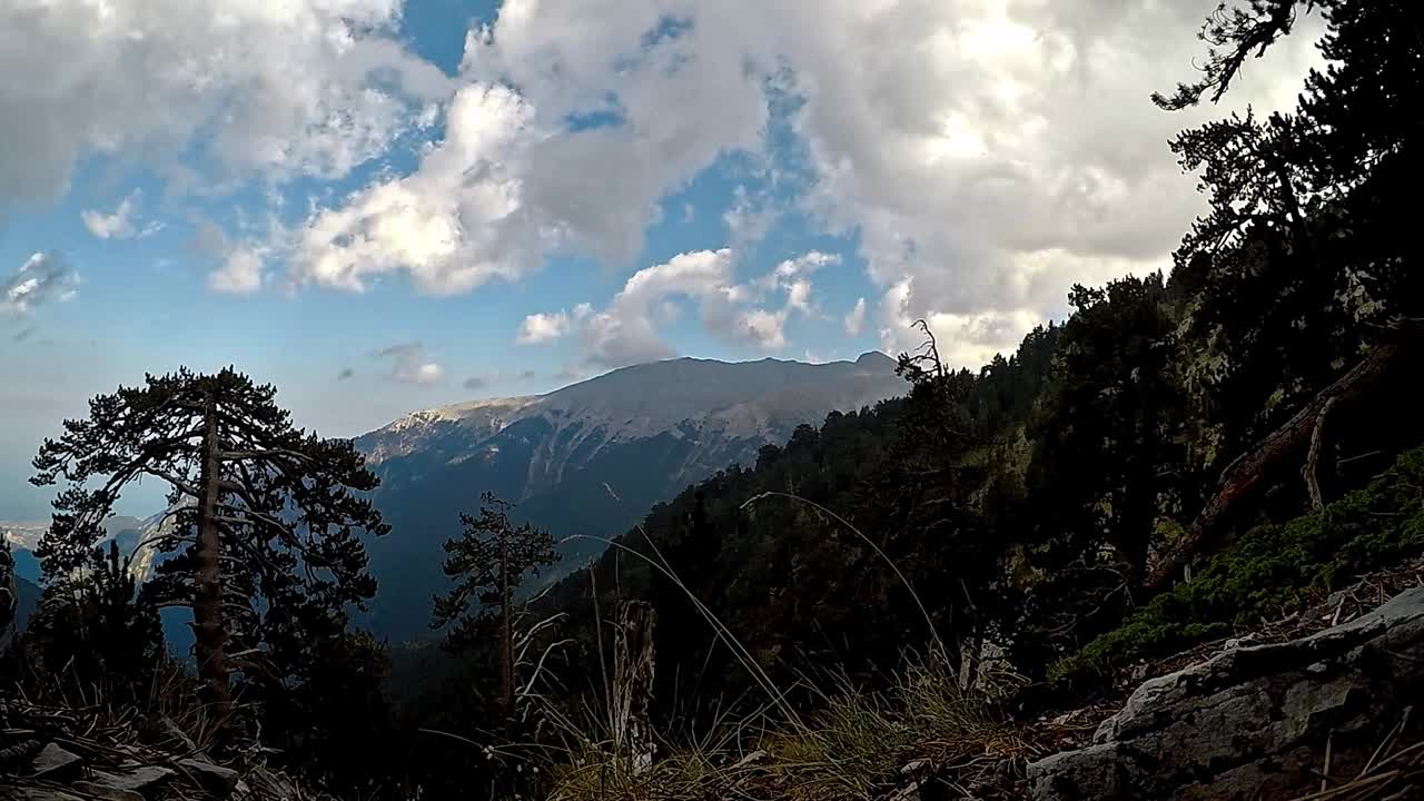 timelapse en el monte olimpio en un día nublado