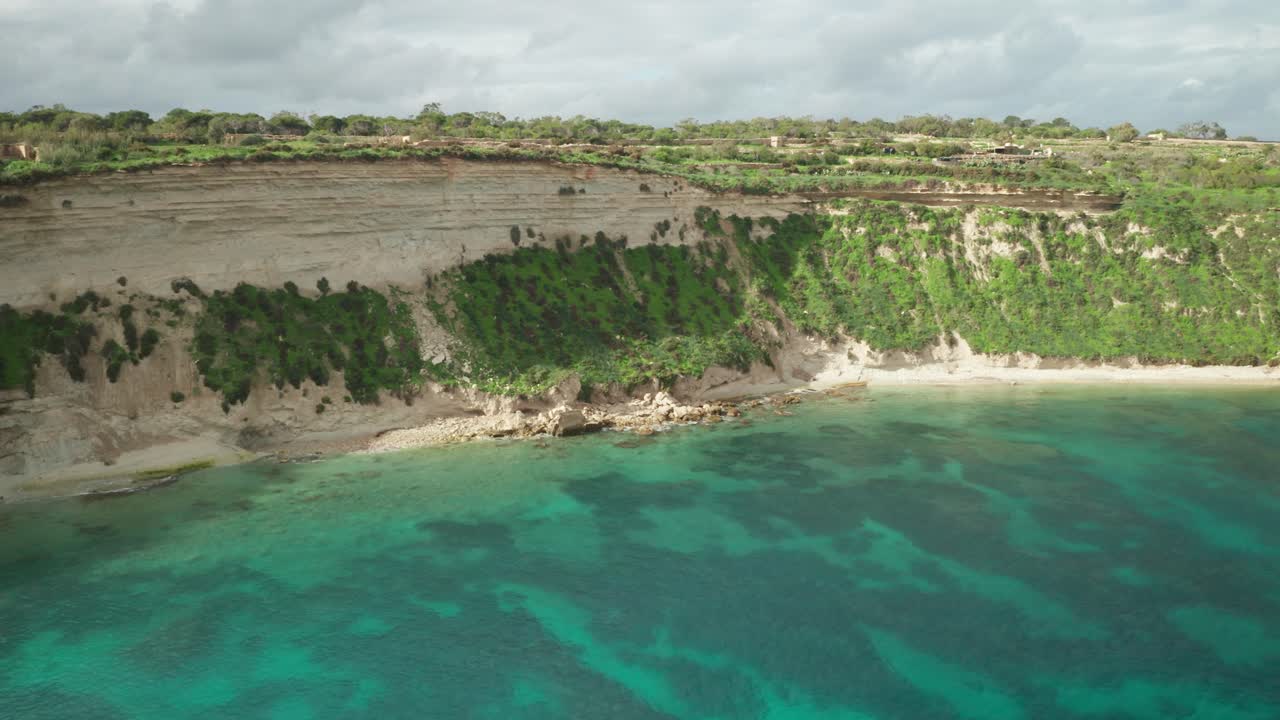antena: día soleado y feliz en la bahía de la cueva marina de ta kalanka con el majestuoso mar mediterráneo turquesa