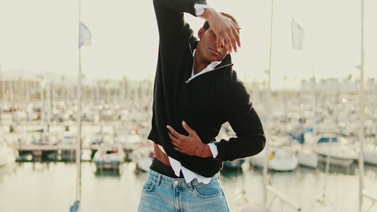Uomo che balla nel porto turistico