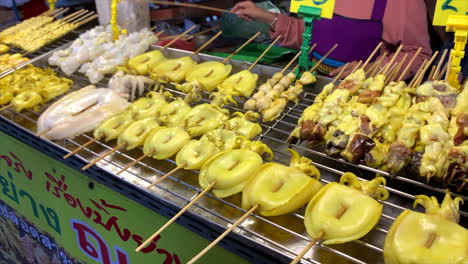 Marktstand-Zum-Grillen-Von-Fisch-Und-Meeresfrüchten-Auf-Einem-Schwimmenden-Markt-In-Bangkok,-Thailand