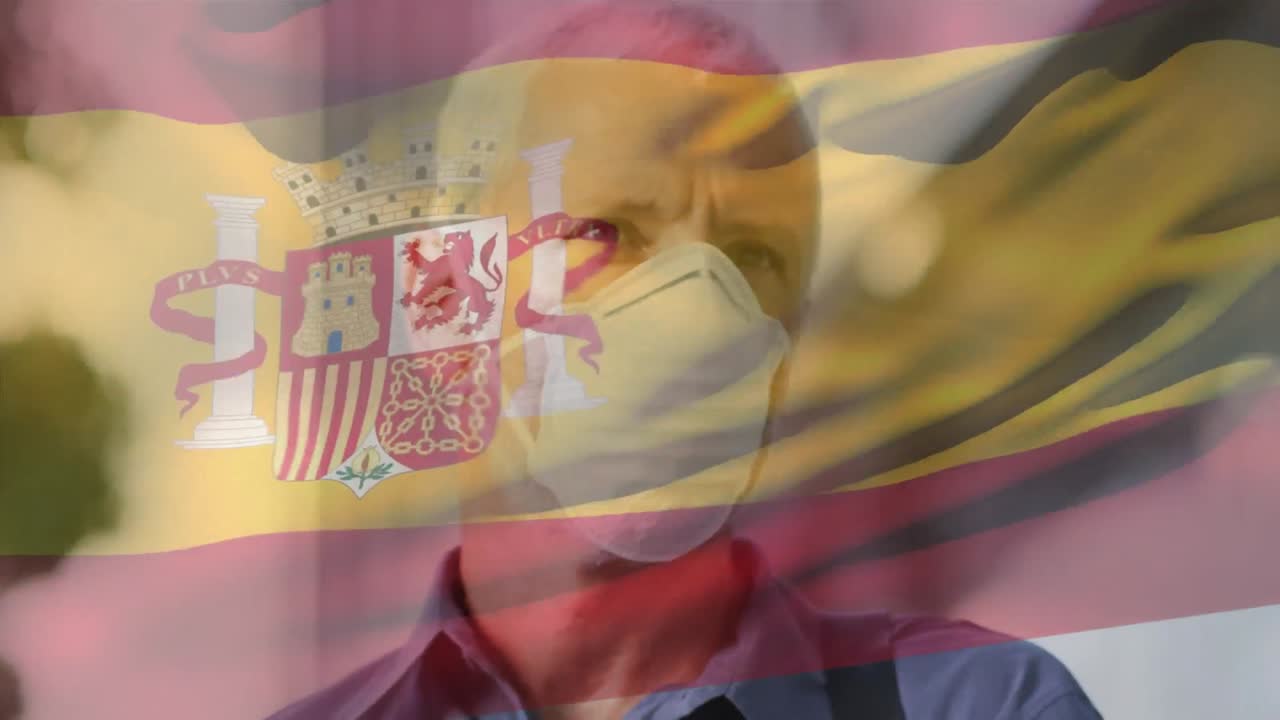 animación de la bandera de españa ondeando sobre un hombre caucásico con máscara facial en la calle de la ciudad