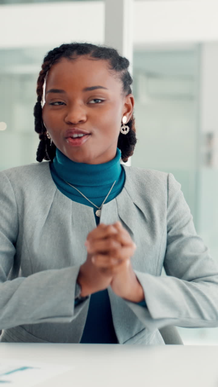 Riunione di lavoro e stretta di mano