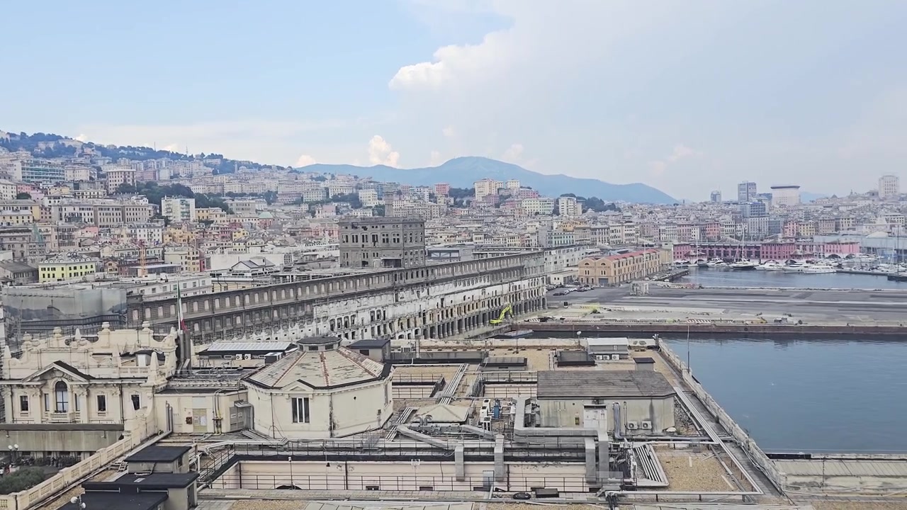 Panoramica verso destra dall'autostrada di Genova e dagli edifici collinari verso il porto.