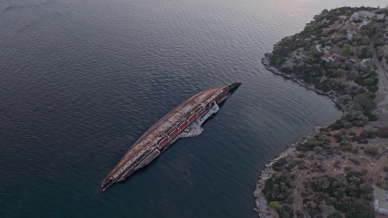 Vista dall'alto del relitto della MS Mediterranean Sky nella baia di Elefsina al tramonto, Grecia