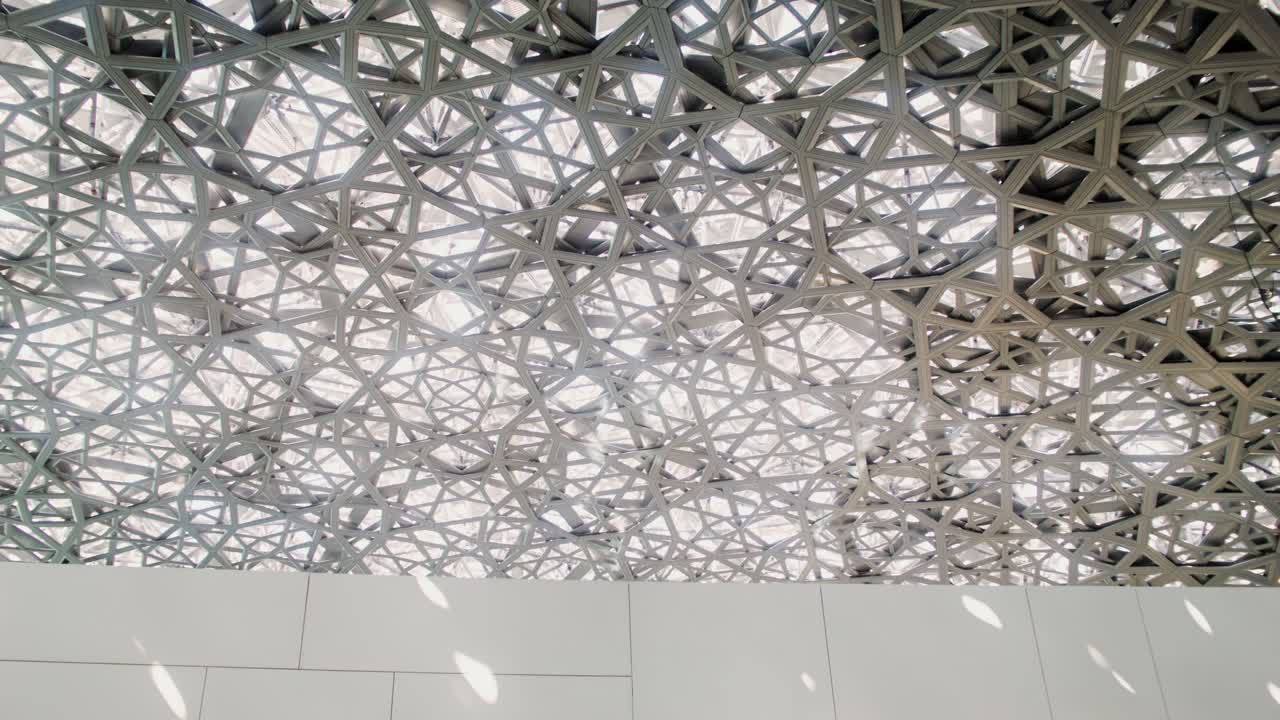 Design del soffitto a reticolo geometrico