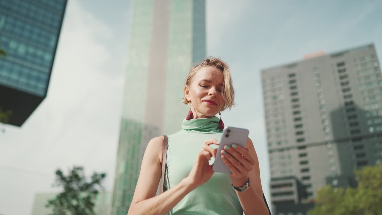 Donna che usa il suo smartphone in città