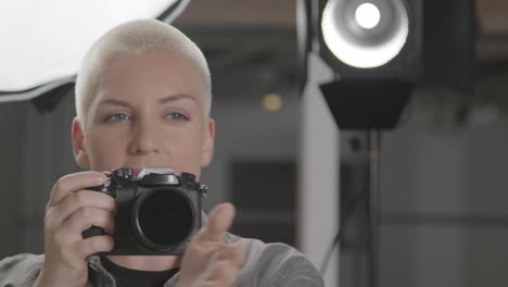 fotografo femminile che scatta foto durante la sessione di ritratti in studio 02