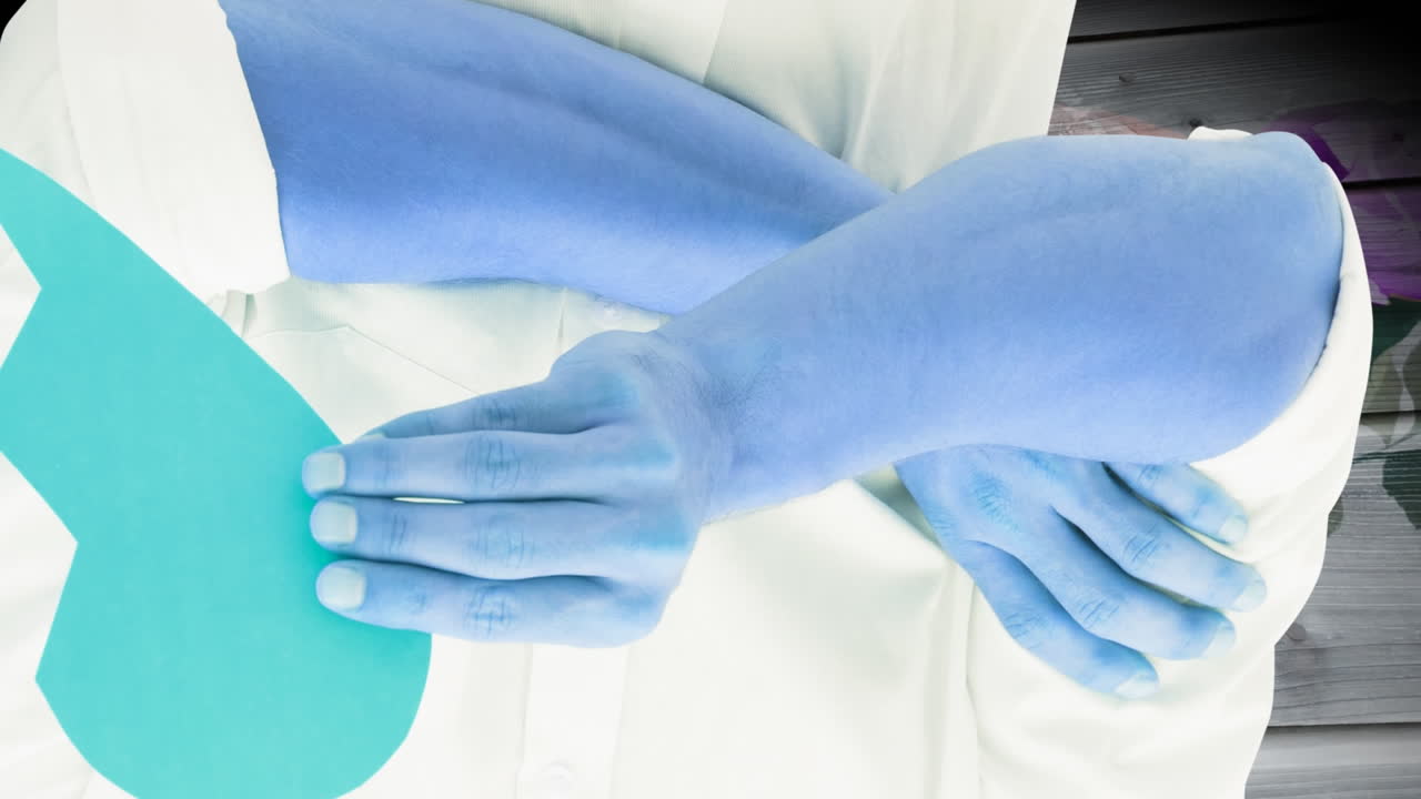 animación de brazos azules con formas sobre una mesa de madera