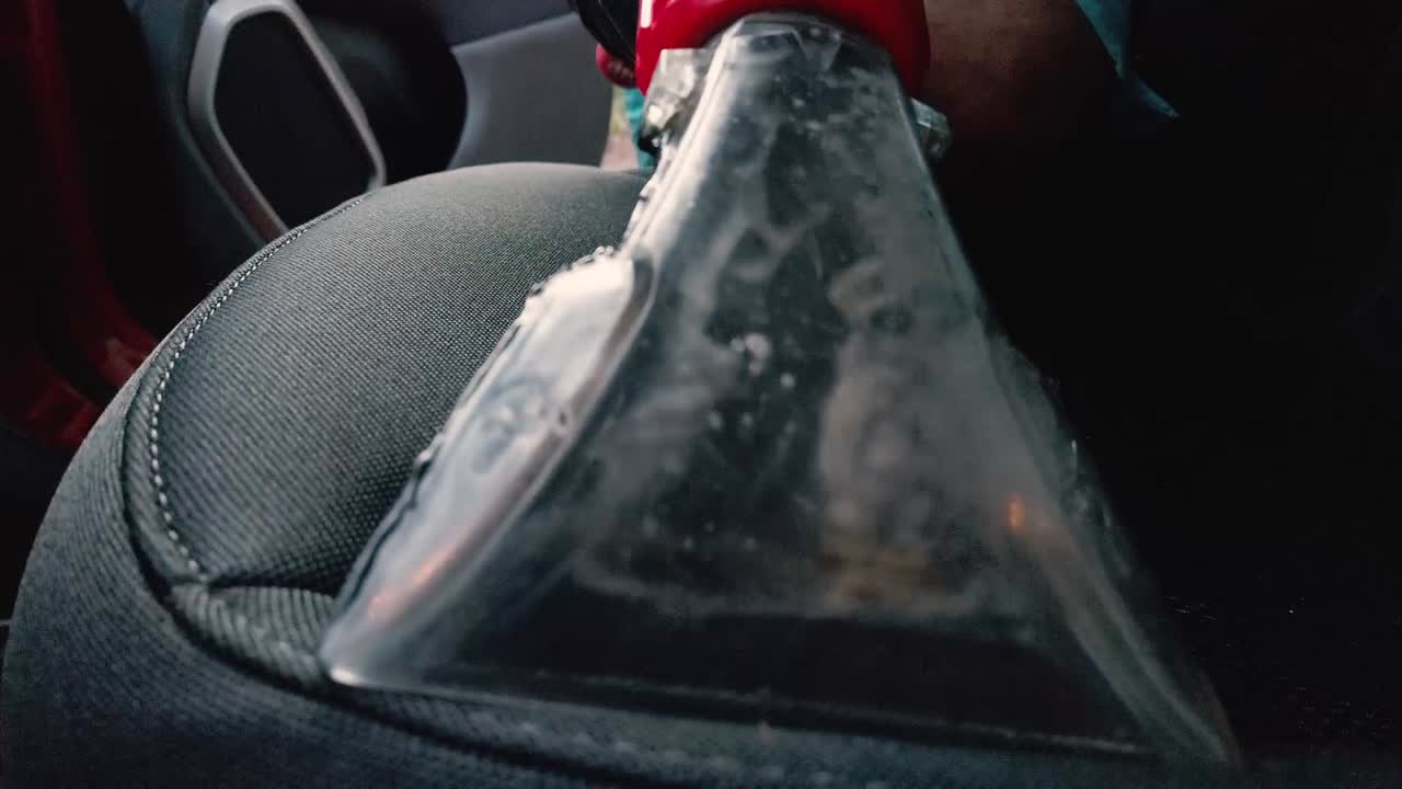 крупный план машины, поглощающей дезинфицирующую жидкость с пассажирского сиденья