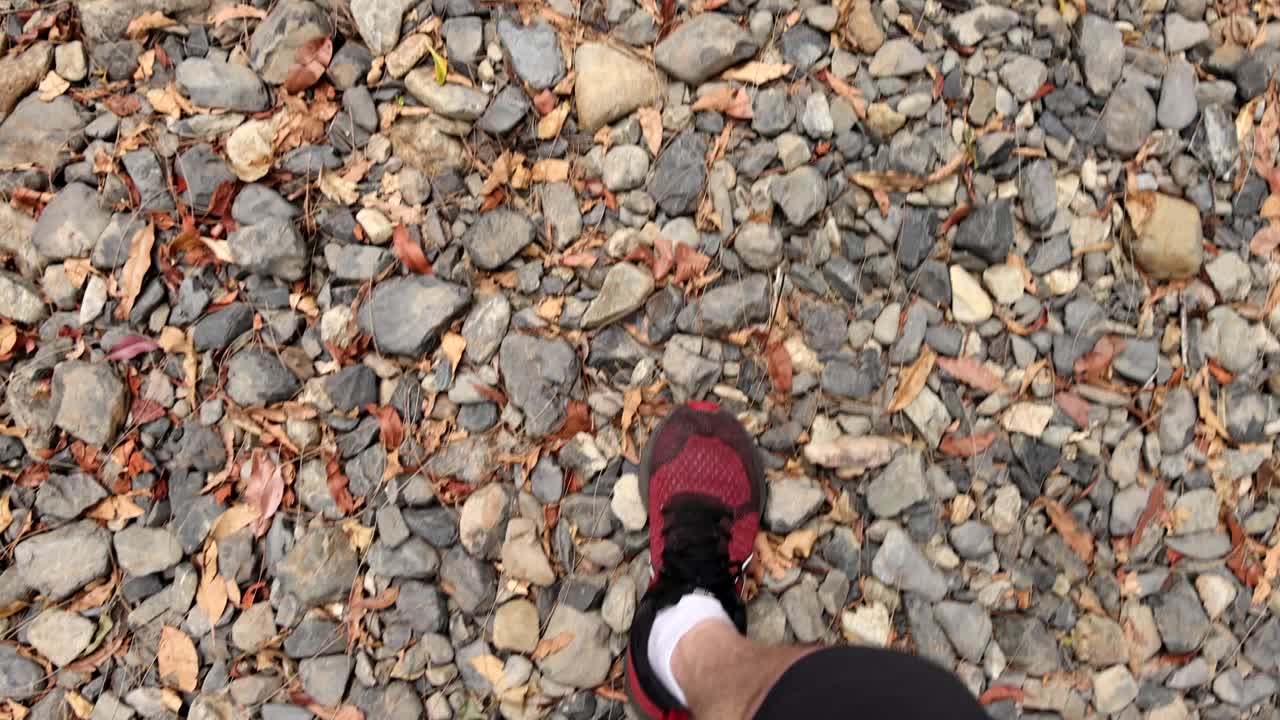 야외 의 바위 길 을 고 있는 사람