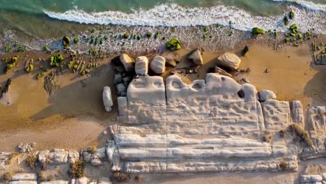 Ola-De-Mar-En-La-Playa-De-Arena-Dorada-Patrón-De-Roca-De-Coral-Costa-Oeste-Piedra-Forma-De-Relieve-Barro-Seco-Pulido-Por-El-Océano-Viento-Espuma-Burbuja-Pacífico-Escénico-Paisaje-Naturaleza-Aventura-Marina-Camping-Resort-Irán-Qatar-Naturaleza