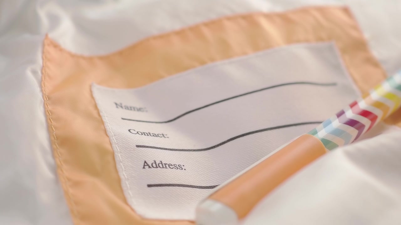 Detailopname van een leeg identificatielabel op een witte jas