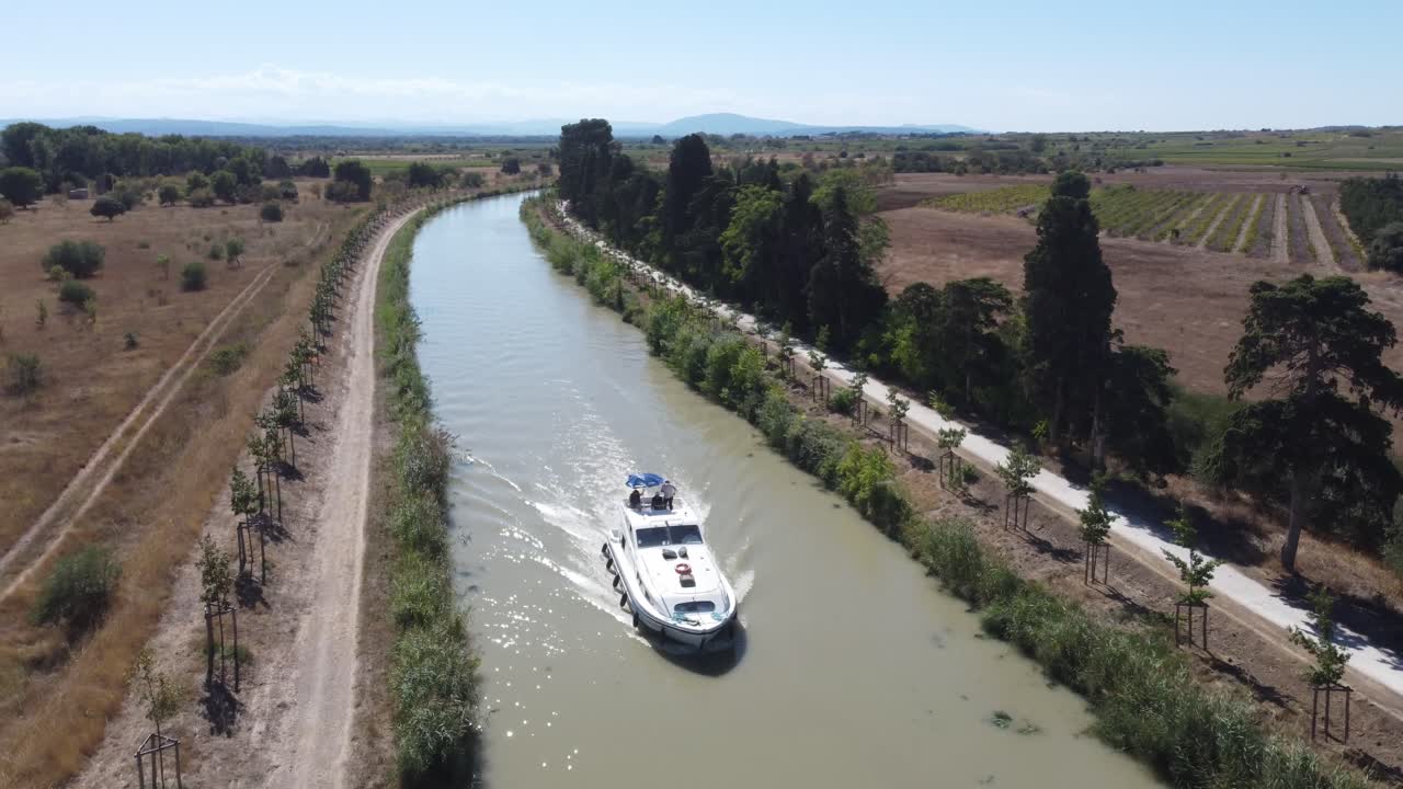 Navigando su un canale nel Sud della Francia in una splendida mattinata estiva.
