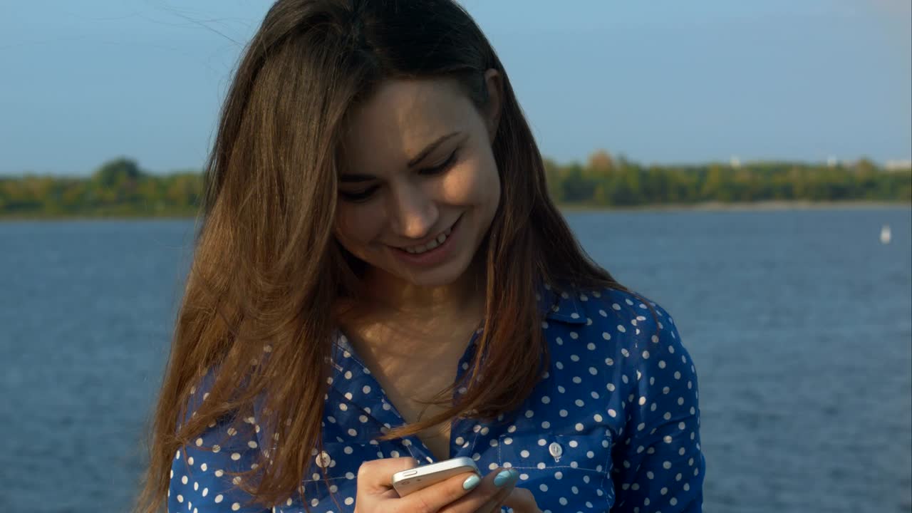 Giovane donna che controlla i suoi messaggi. Primo piano
