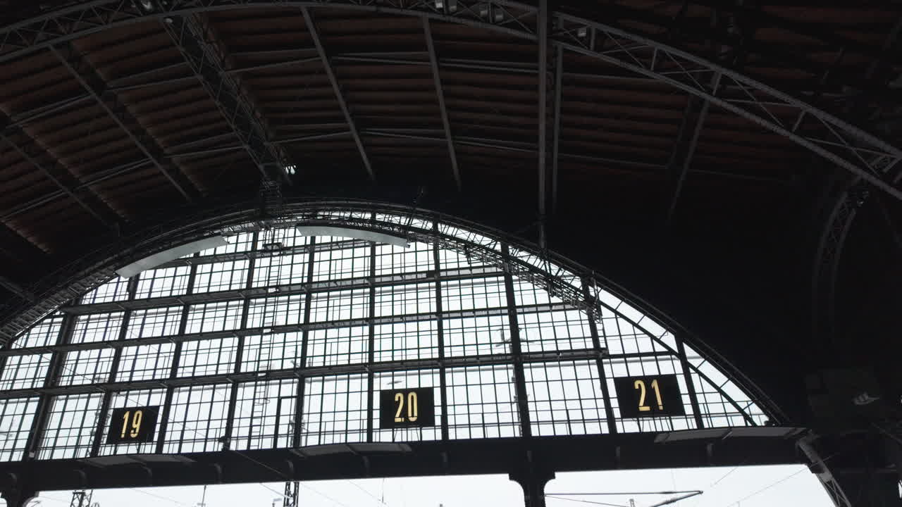 Übersichtsaufnahme der Architektur des Leipziger Hauptbahnhofs, Deutschland, Europa